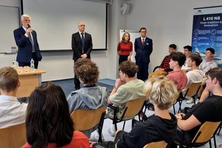 Zůstáváme za dveřmi, kde se rozhoduje. Pavel na Zlínsku apeloval na přijetí eura - Novinky